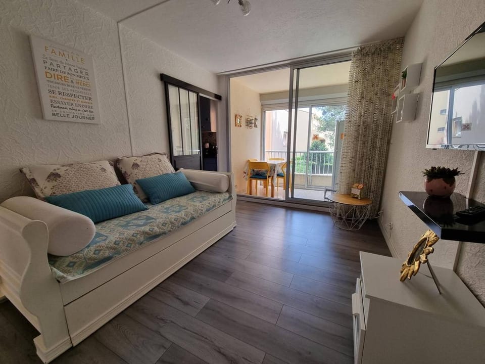 Charmant T2 à 300m de la Plage avec Parking, Loggia Vitrée et Animaux Acceptés - 4 Personnes - FR-1-388-69 Apartment in Argeles-sur-Mer