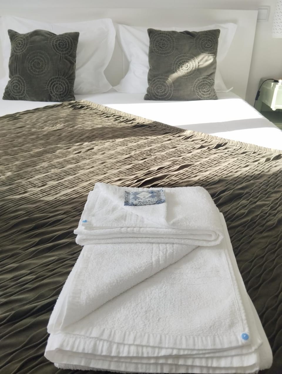 Bed, Bedroom, towels