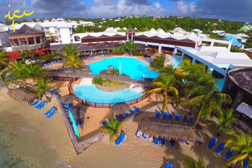 Property building, Bird's eye view, Swimming pool