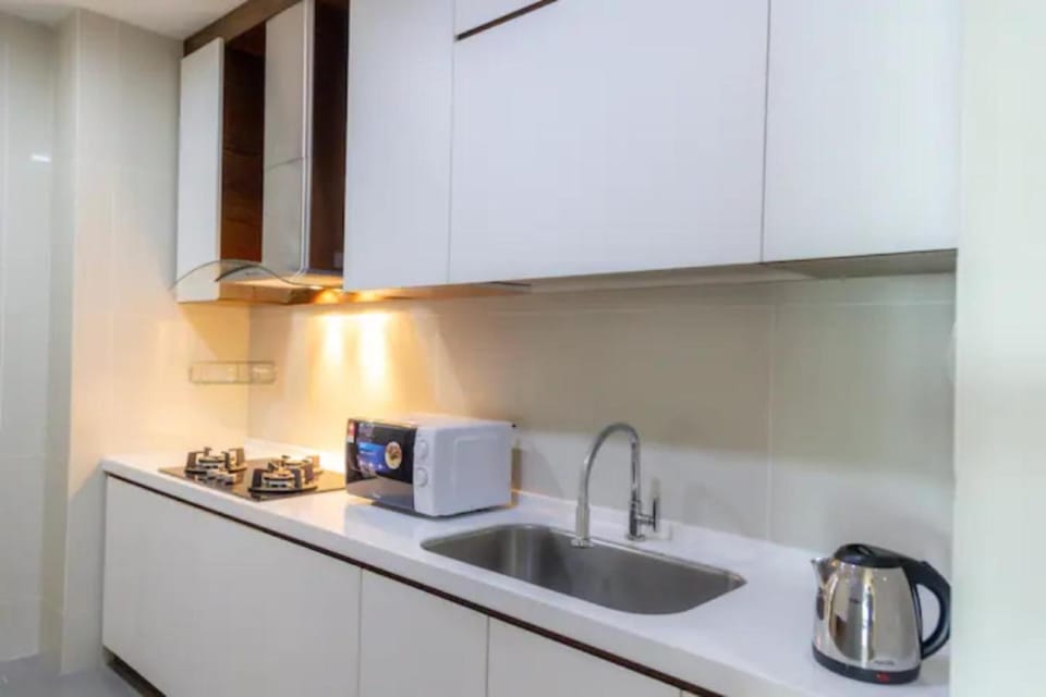 Kitchen or kitchenette, minibar, stove