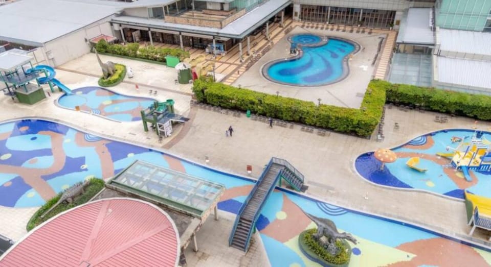 Bird's eye view, Pool view