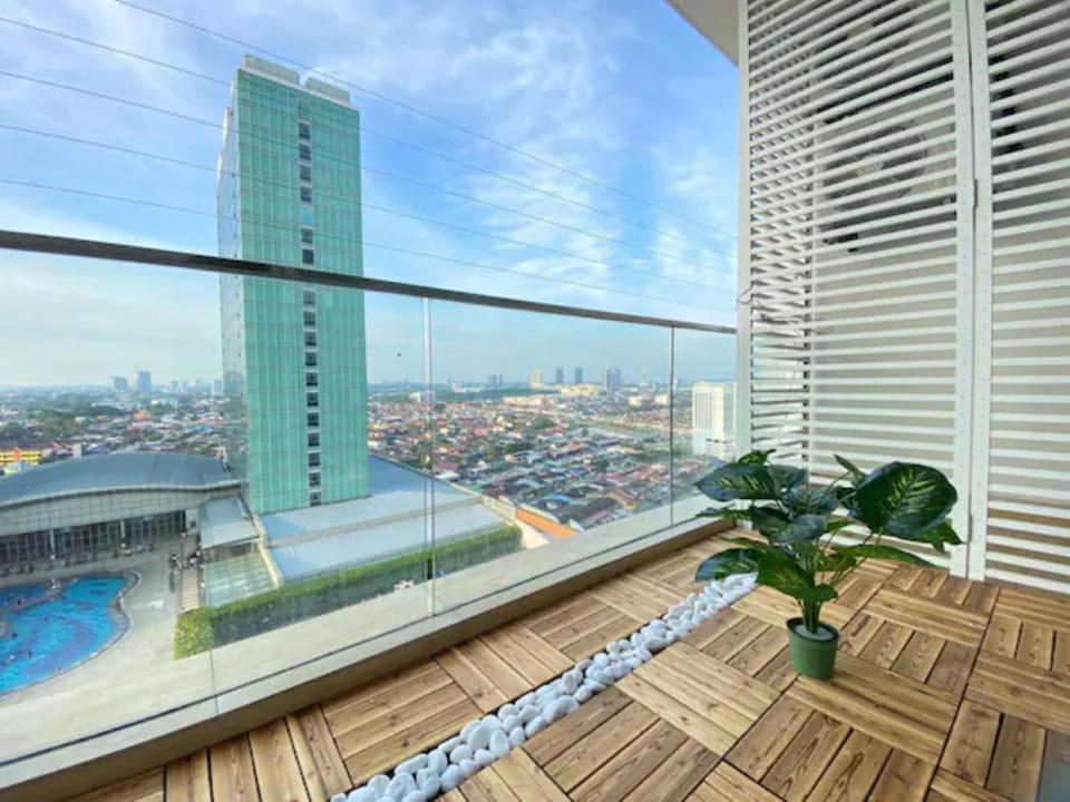 Balcony/Terrace, City view, Pool view