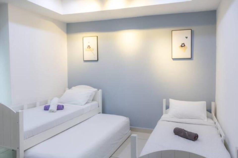 Bed, Photo of the whole room, Bedroom, towels