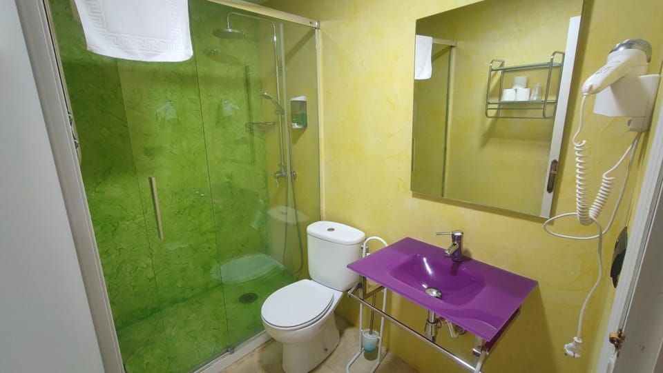 Shower, Toilet