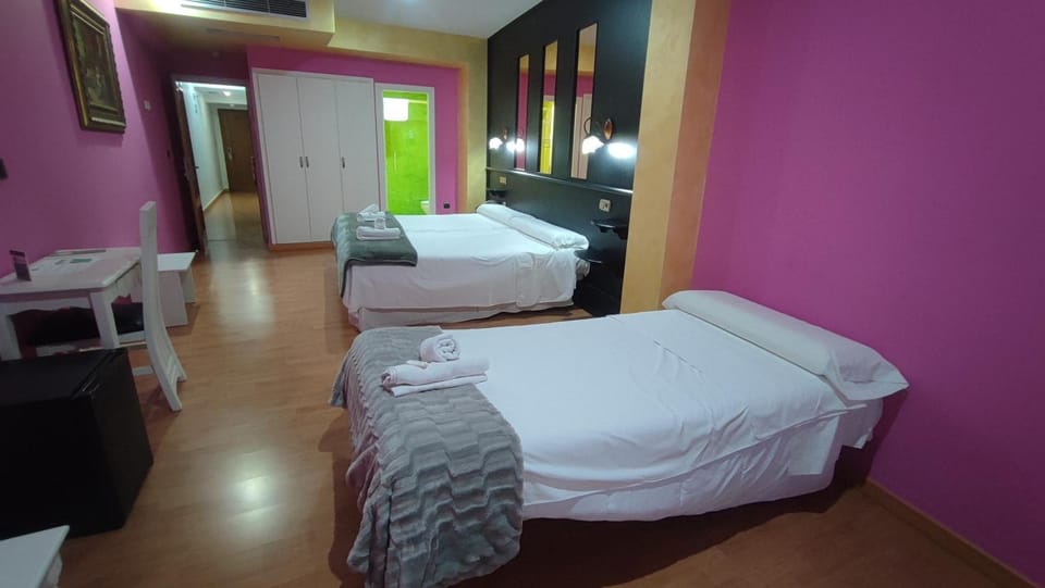 Bed, Photo of the whole room, Bedroom, minibar