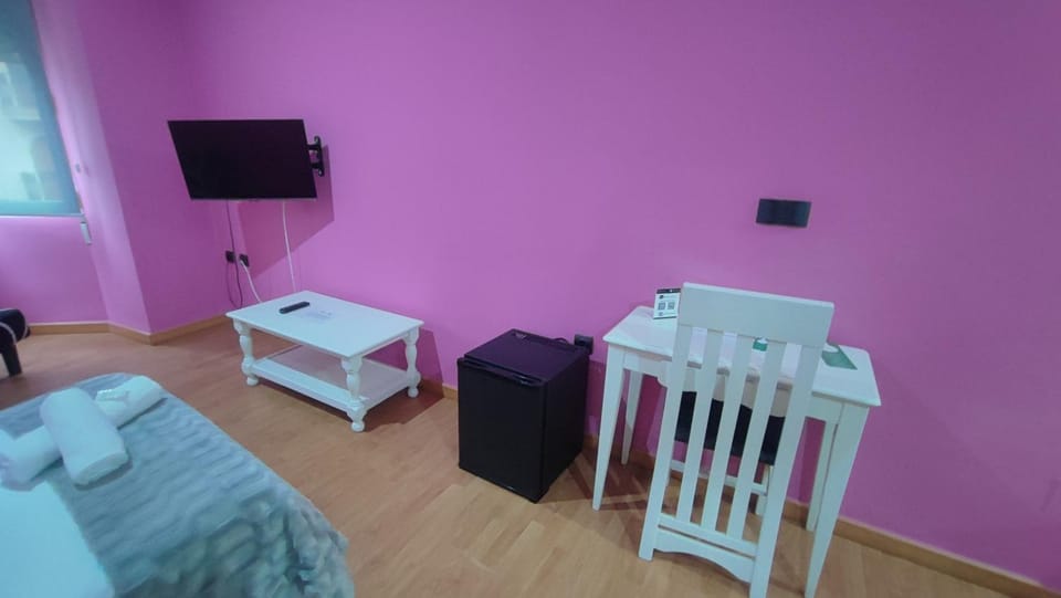 TV and multimedia, Seating area, Bedroom