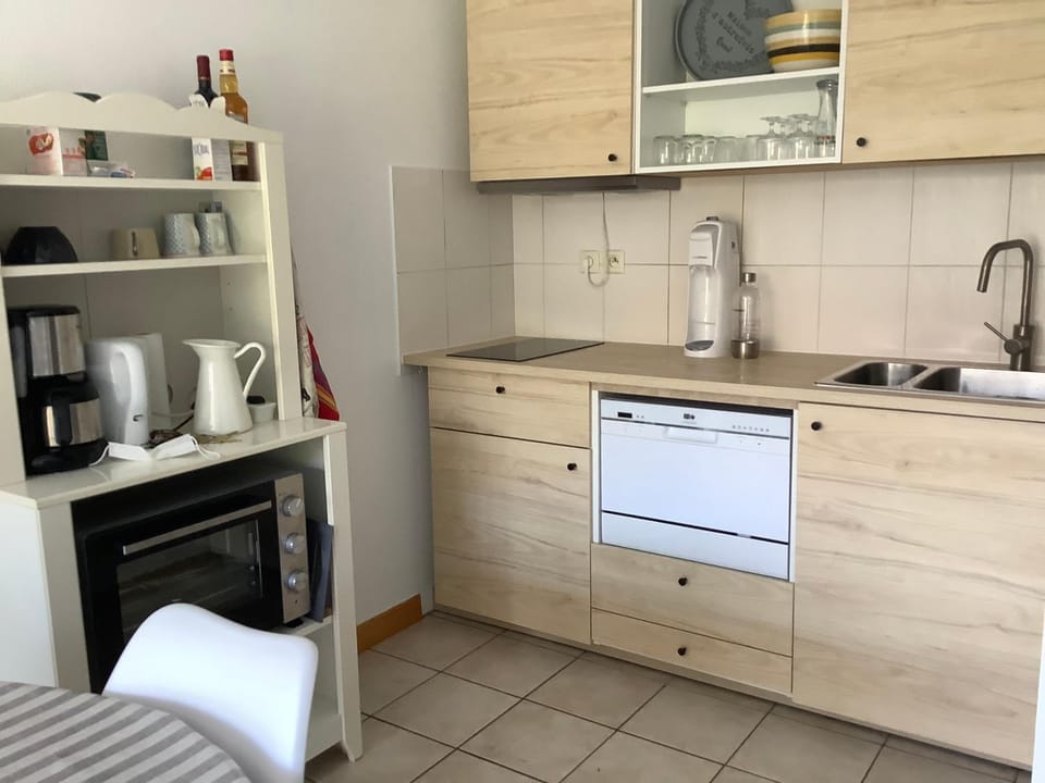 Coffee/tea facilities, Kitchen or kitchenette, dishwasher, stove, toaster