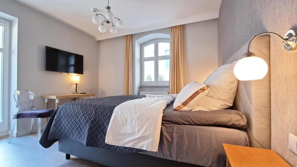 Bed, TV and multimedia, Photo of the whole room, Seating area, Bedroom