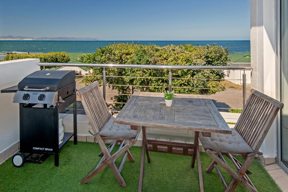 Natural landscape, BBQ facilities, View (from property/room), Balcony/Terrace, Seating area, Dining area, Sea view