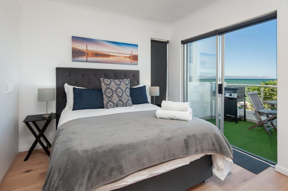 Bed, View (from property/room), Bedroom, Sea view