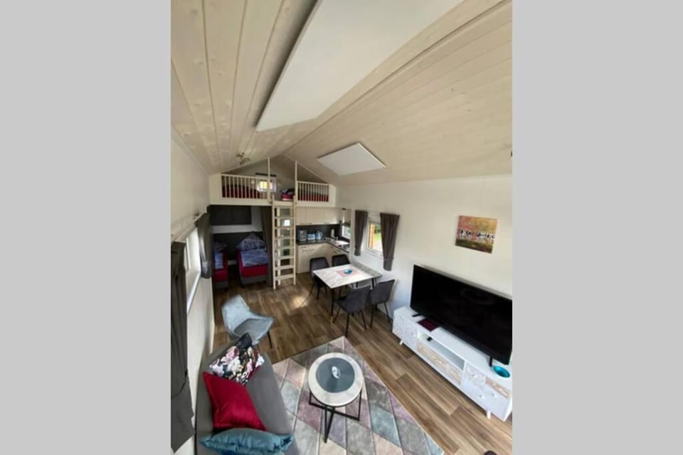 Communal lounge/ TV room, TV and multimedia, Kitchen or kitchenette, Living room, Photo of the whole room, Seating area, Bedroom