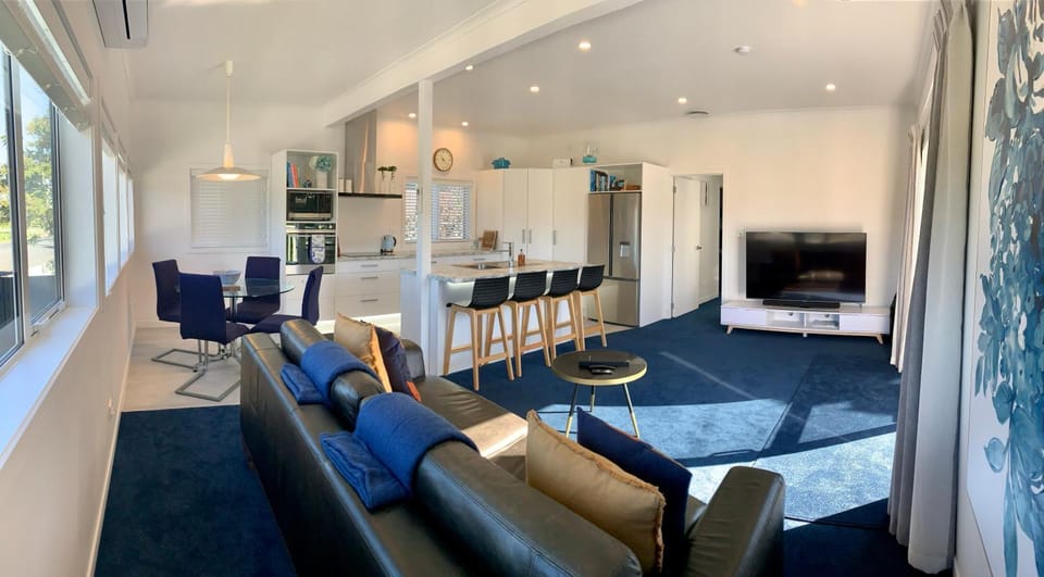 Living room, Lounge or bar, Seating area, Dining area