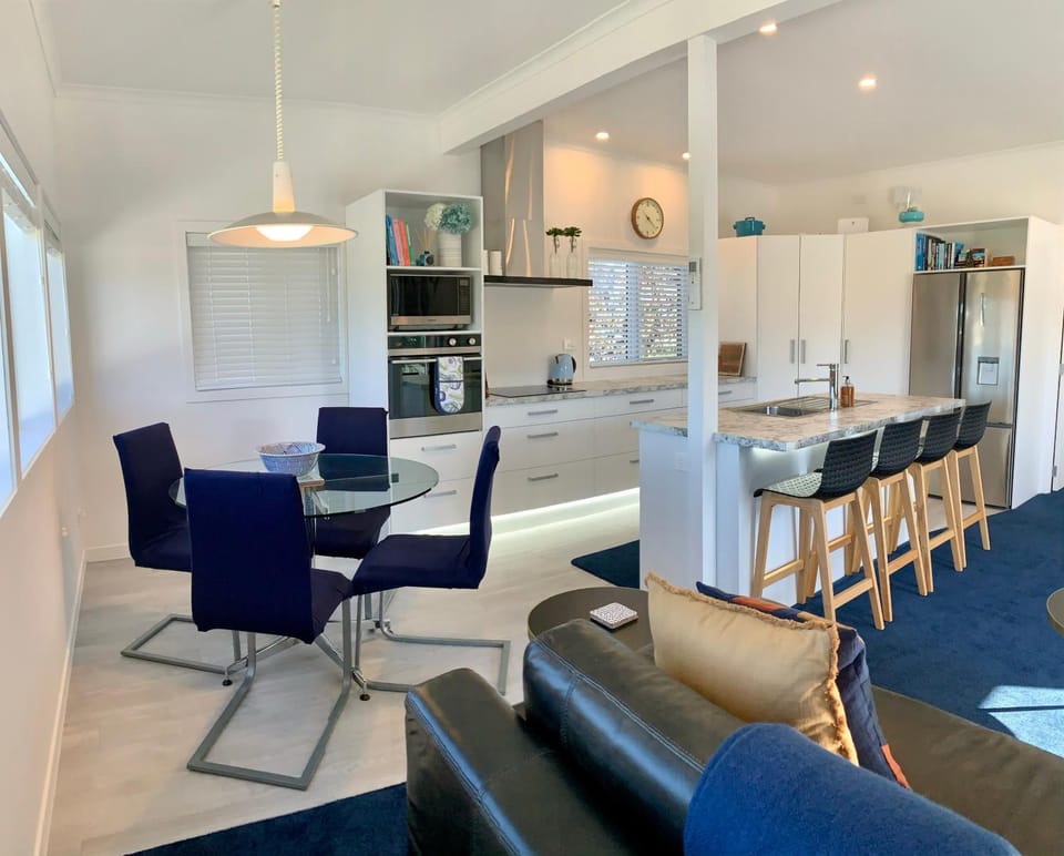 Living room, Lounge or bar, Seating area, Dining area