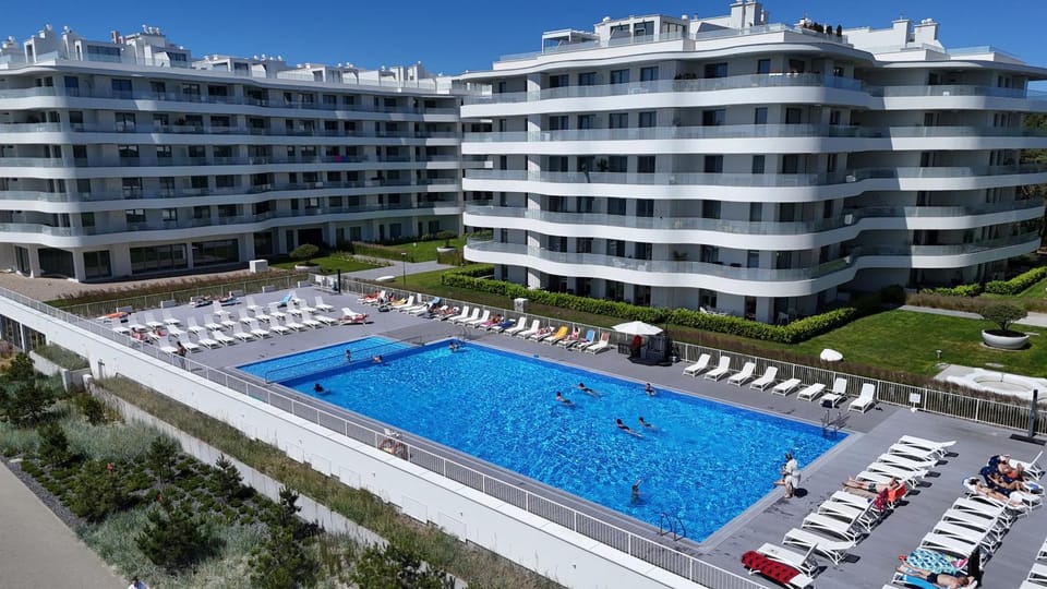 Property building, Day, Pool view, Swimming pool, Location, Parking, sunbed