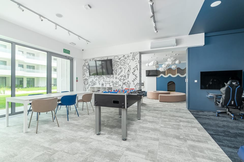 Communal lounge/ TV room, TV and multimedia, Living room, Seating area, Dining area, Evening entertainment