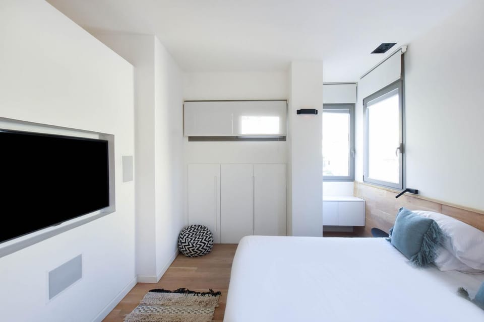 Bed, TV and multimedia, Bedroom