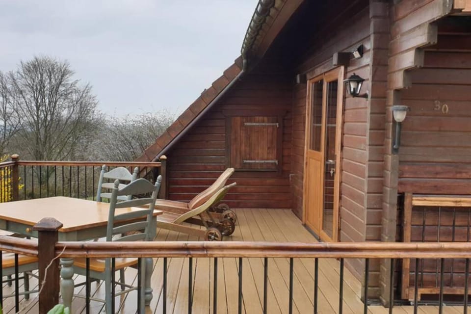 3 Bedroom Lodge over looking Lake Dathee & Golf Course Chalet in Normandy