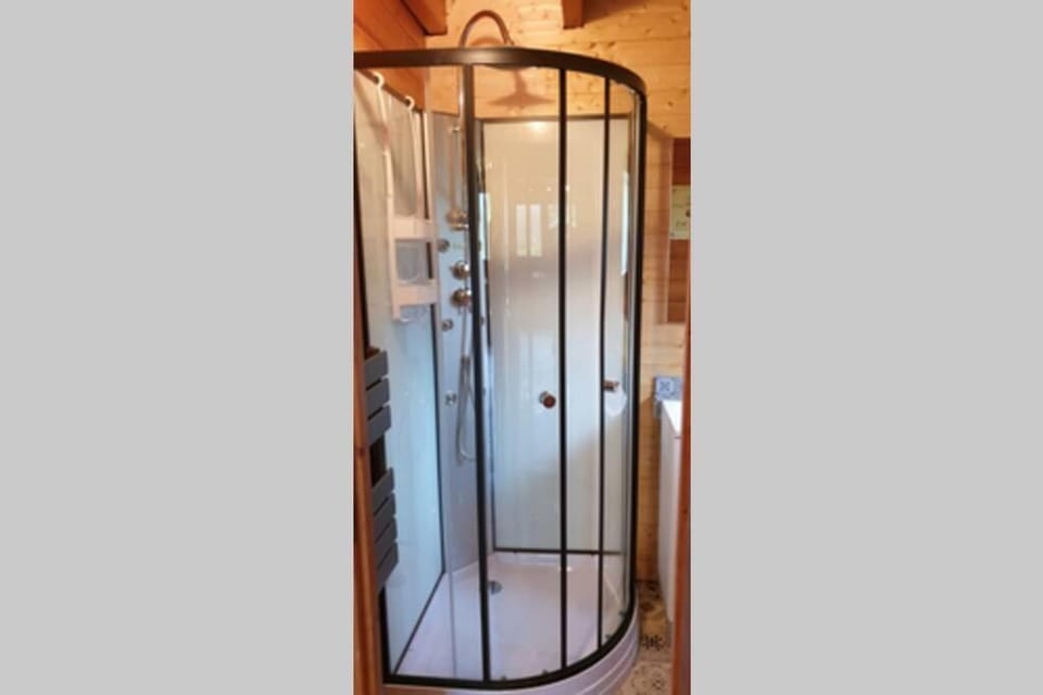 3 Bedroom Lodge over looking Lake Dathee & Golf Course Chalet in Normandy