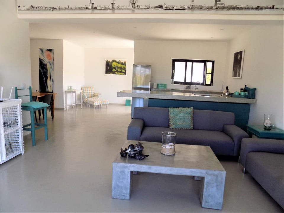 Kitchen or kitchenette, Lounge or bar, Seating area