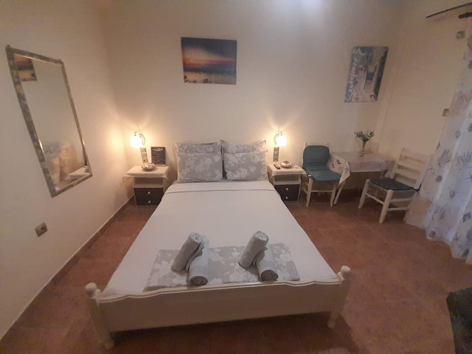 Bed, Living room, Photo of the whole room, Seating area, Bedroom