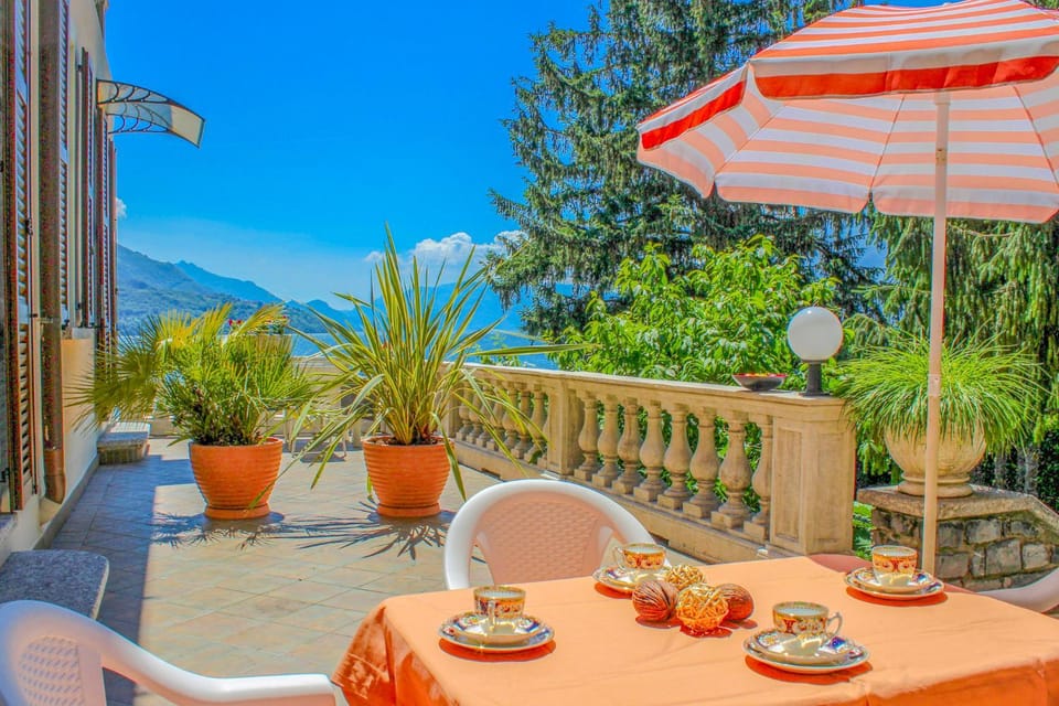 Balcony/Terrace, Lake view, Mountain view