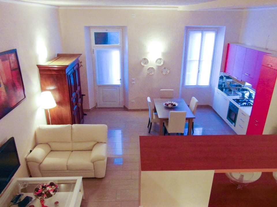 Kitchen or kitchenette, Living room, Seating area, Dining area