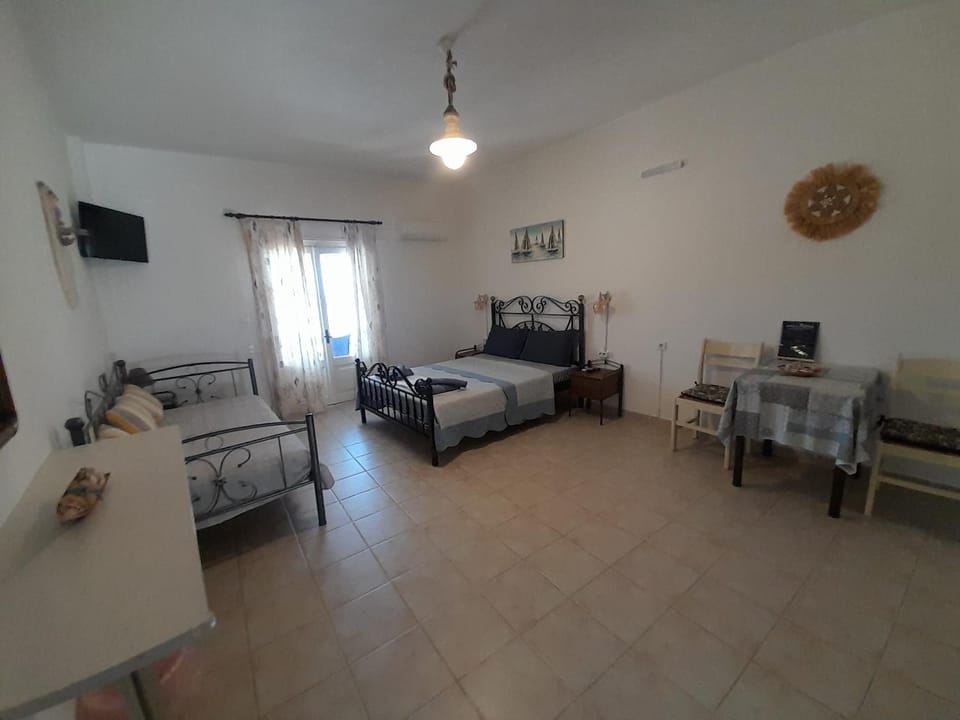 Bed, TV and multimedia, Living room, Photo of the whole room, Seating area, Bedroom