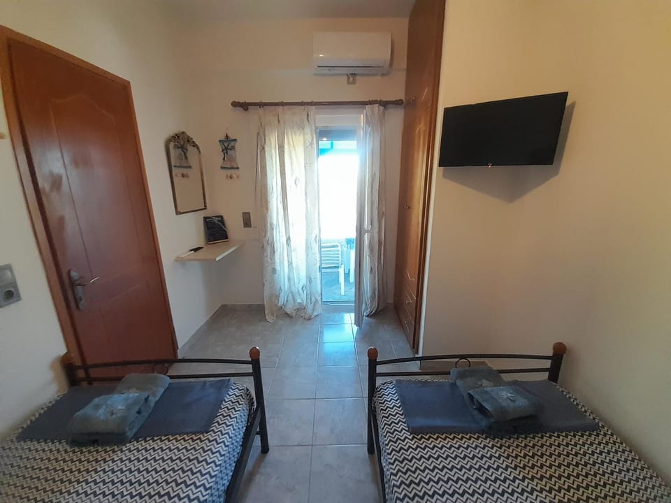 Bed, TV and multimedia, Photo of the whole room, air conditioner