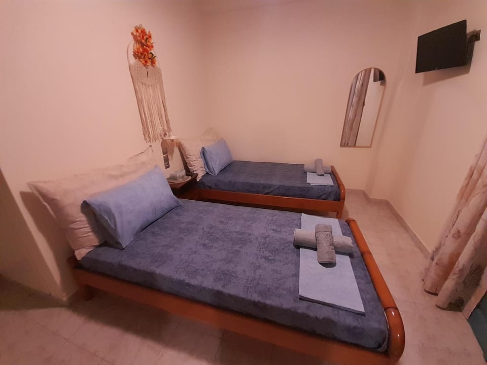 Bed, TV and multimedia, Bedroom, towels