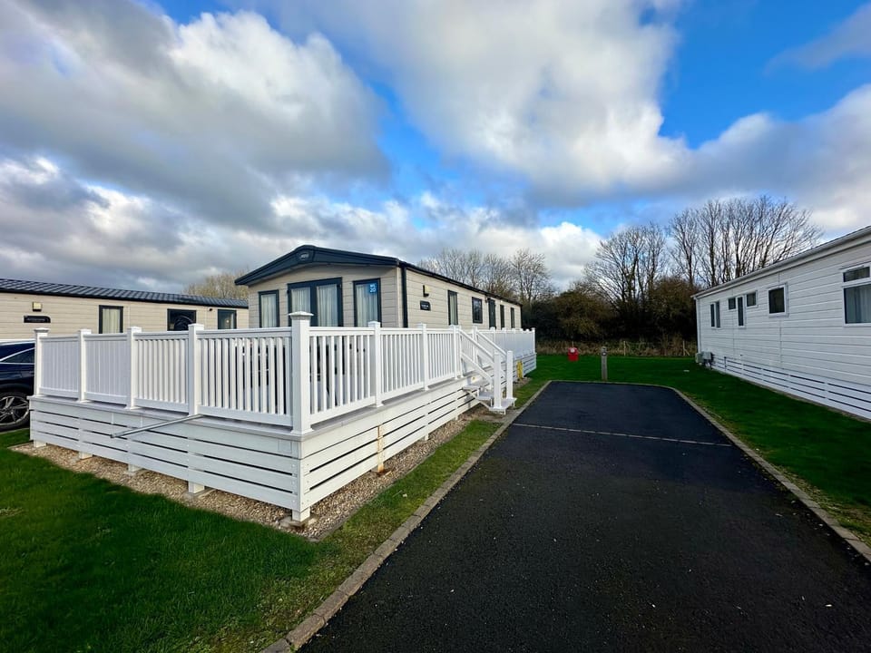 The Boat House, Hot Tub Lodge House in Cotswold District