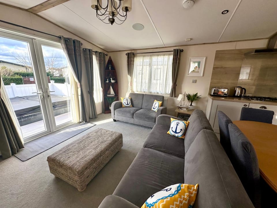 The Boat House, Hot Tub Lodge House in Cotswold District