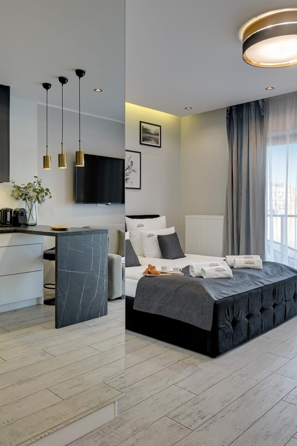 Bed, TV and multimedia, Living room, Photo of the whole room, Bedroom, towels