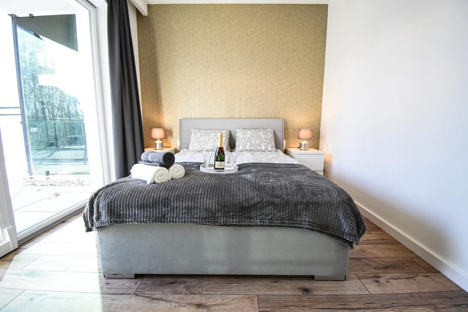 Bed, Bedroom, Lake view