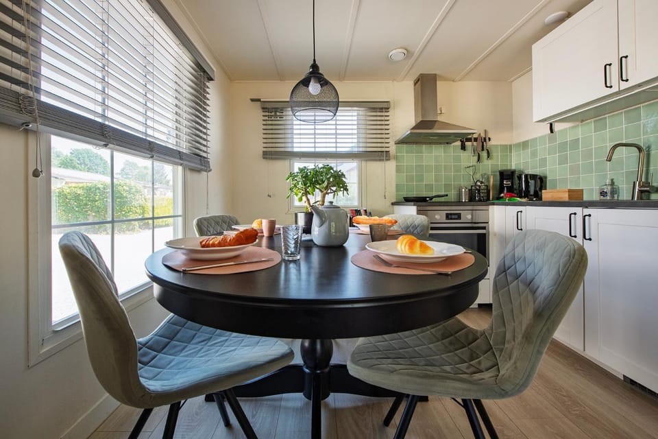 Coffee/tea facilities, Kitchen or kitchenette, Food and drinks, Dining area, Food