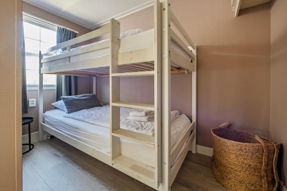 Bed, Photo of the whole room, Bedroom, bunk bed, towels