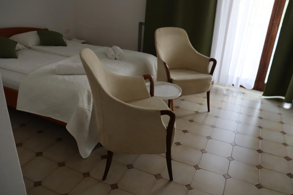 Bed, Seating area