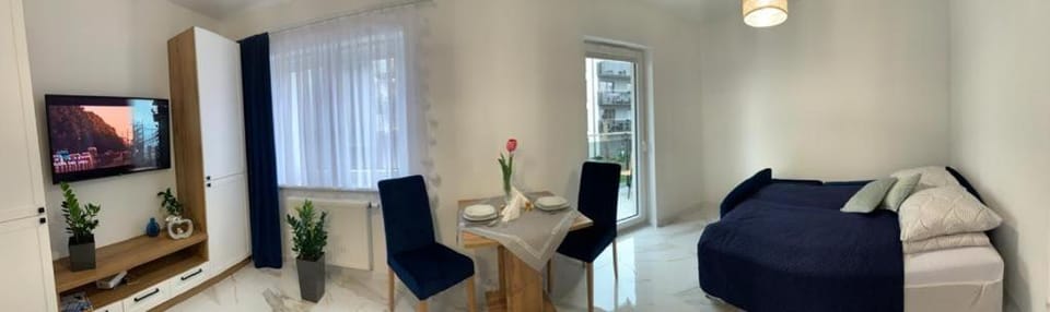TV and multimedia, Seating area, Dining area, Bedroom