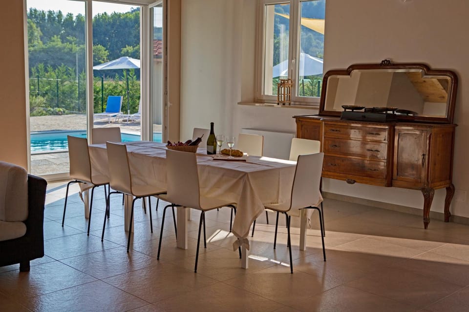 Dining area, Pool view
