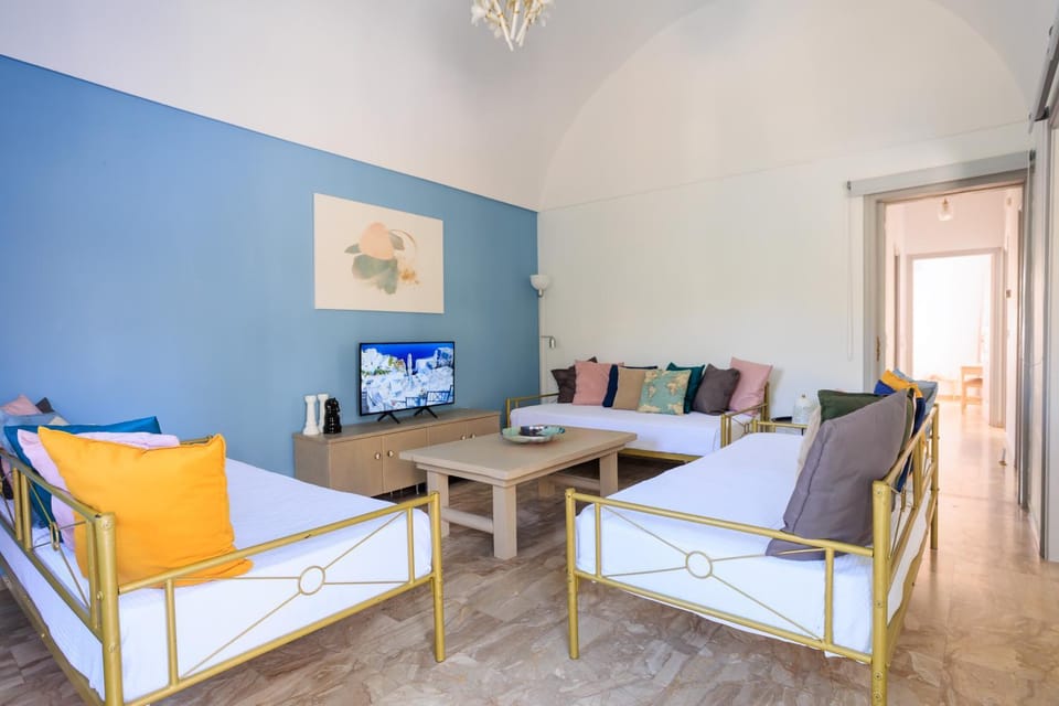 Communal lounge/ TV room, TV and multimedia, Living room, Seating area, Evening entertainment