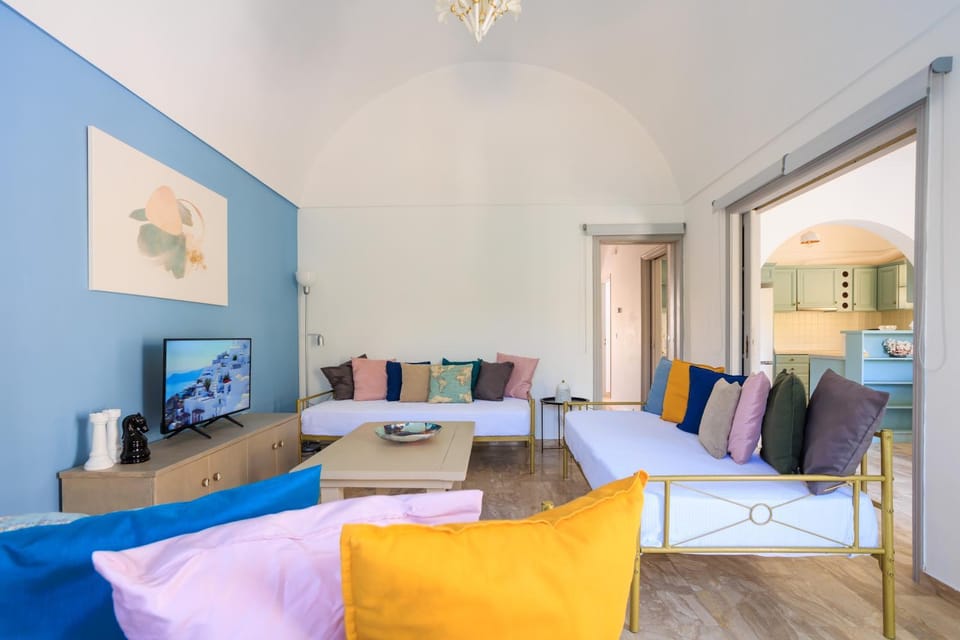 Communal lounge/ TV room, Bed, TV and multimedia, Living room, Photo of the whole room, Seating area, Evening entertainment, Bedroom