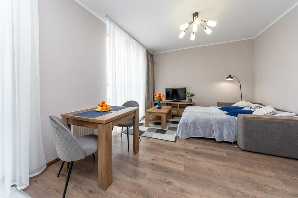 Bed, TV and multimedia, Photo of the whole room, Seating area, Bedroom