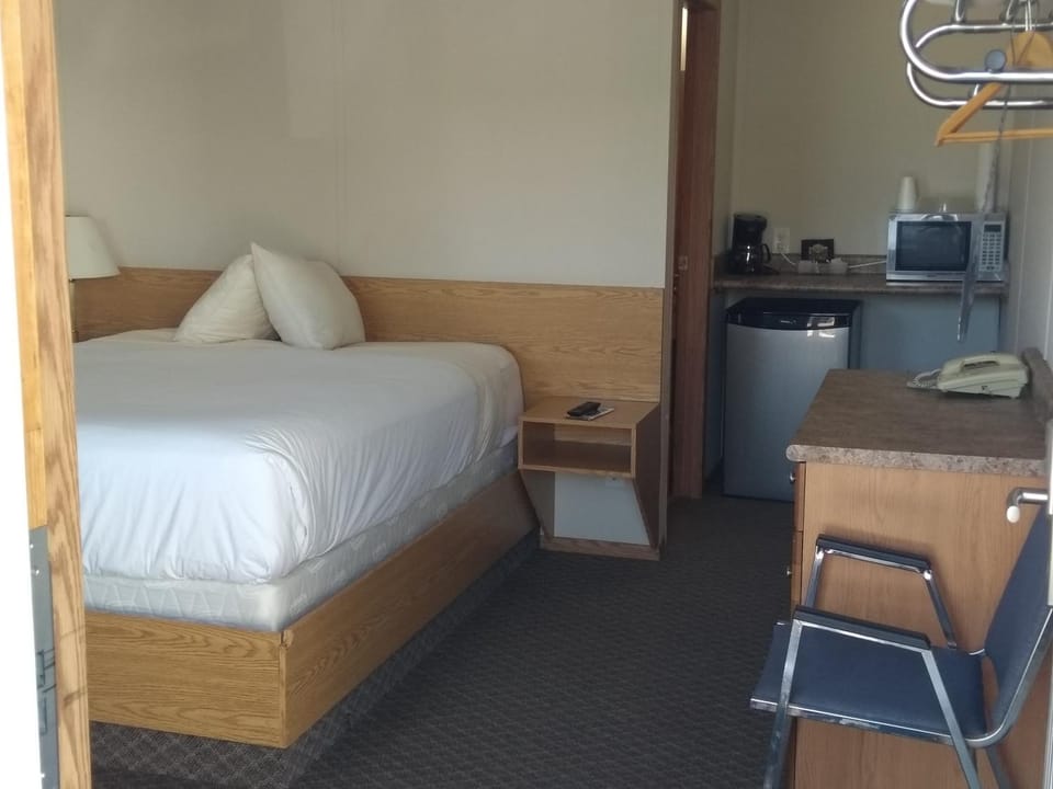 Bed, Bedroom, minibar