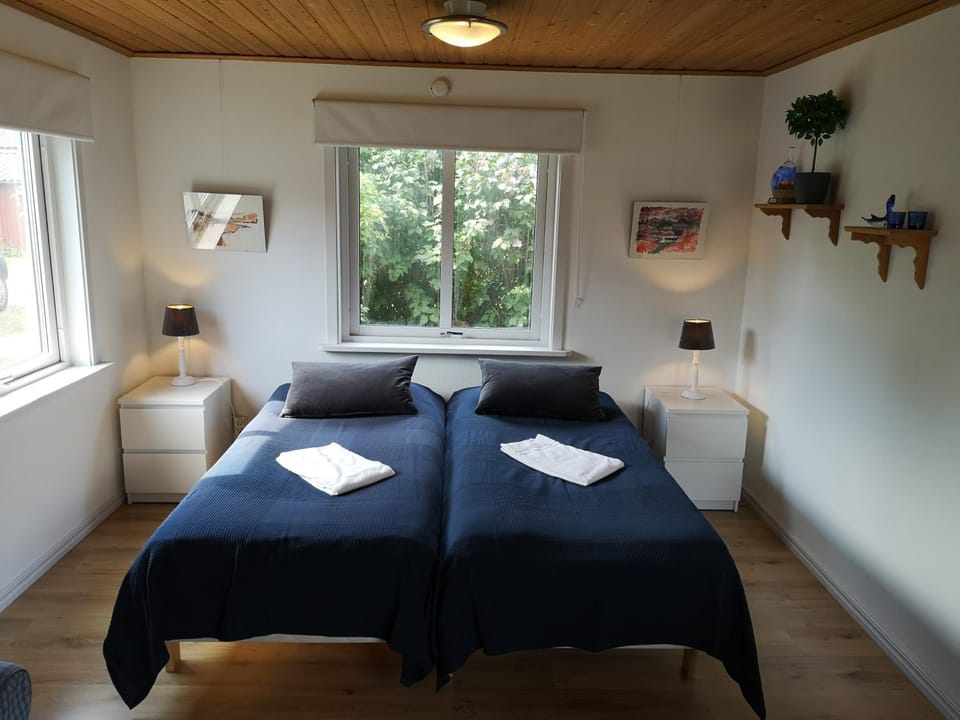 Property building, Bed, Photo of the whole room