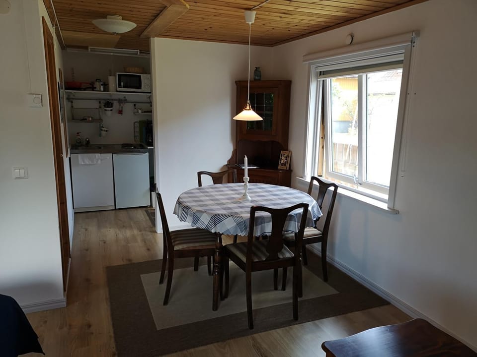 Property building, Kitchen or kitchenette, Dining area