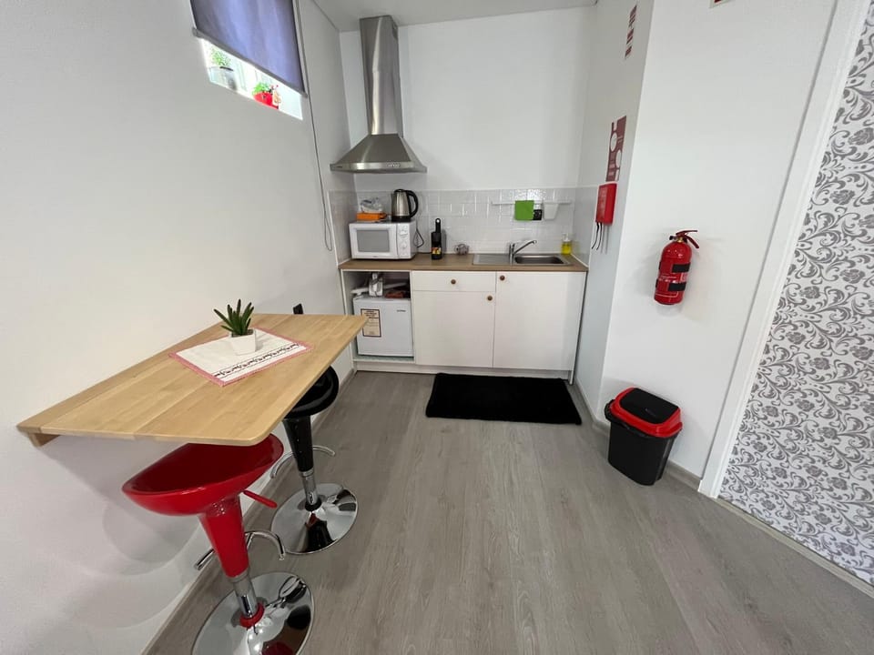 Kitchen or kitchenette, Dining area, minibar