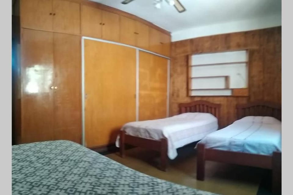 Casa amplia y céntrica para 2-6 personas. Cochera. House in San Juan