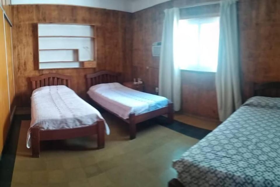 Casa amplia y céntrica para 2-6 personas. Cochera. House in San Juan