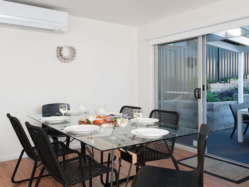 Seating area, Dining area, Garden view, air conditioner