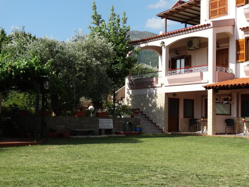 Property building, Facade/entrance, Garden