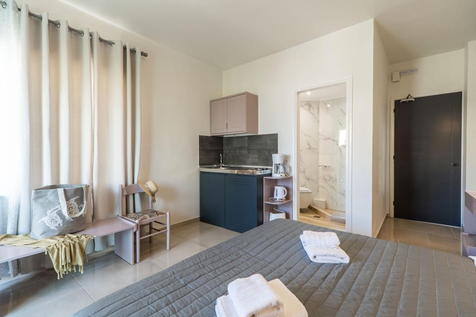 Bed, TV and multimedia, Kitchen or kitchenette, Photo of the whole room, Bedroom, towels, wardrobe